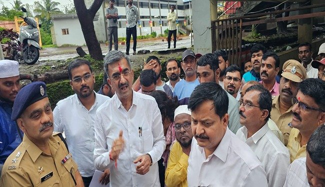 पालकमंत्री शंभूराज देसाई यांनी केली पाटण तालुक्यातील पूरग्रस्त भागांची पाहणी पूरग्रस्तांना दिला दिलासा