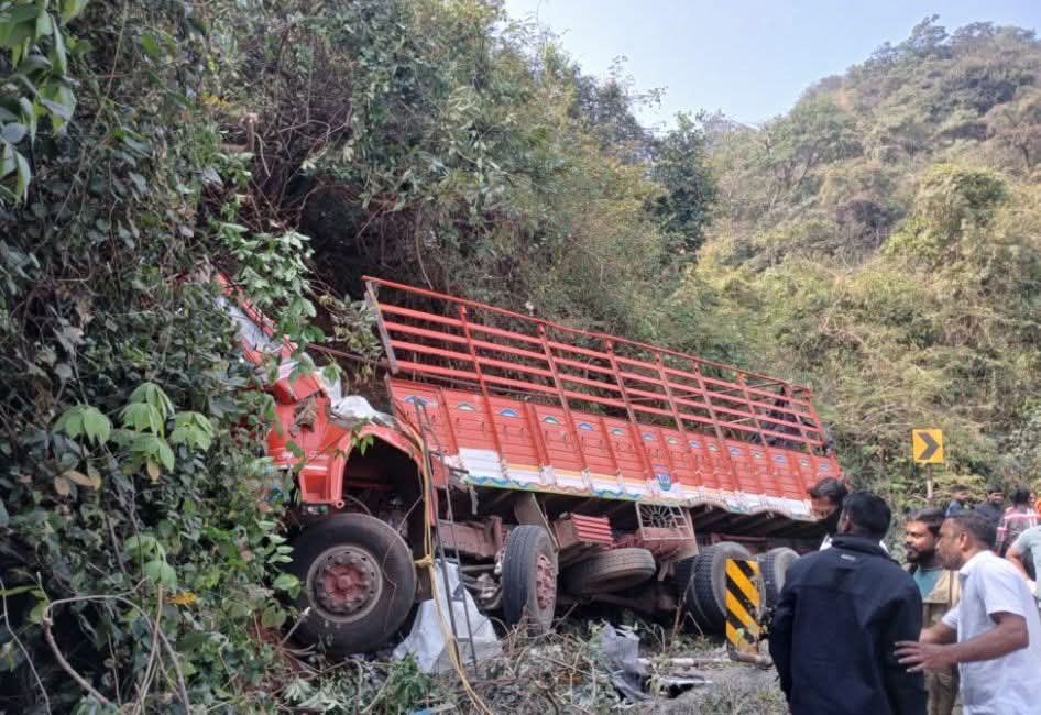 मालवाहू ट्रक नाल्यात कोसळून चालकाचा जागीच मृत्यू