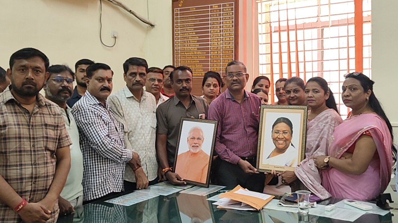शासकीय कार्यालयांत राष्ट्रपती, पंतप्रधानांच्या अधिकृत प्रतिमा लावण्याची मागणी
