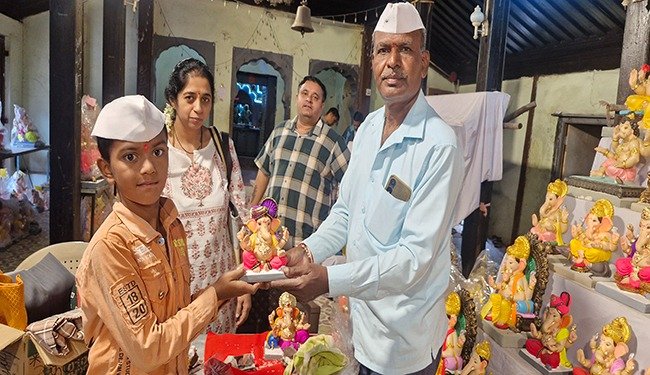 गणपती बाप्पा मोरयाच्या जयघोषात घरगुती गणेश मूर्तींचे आगमन