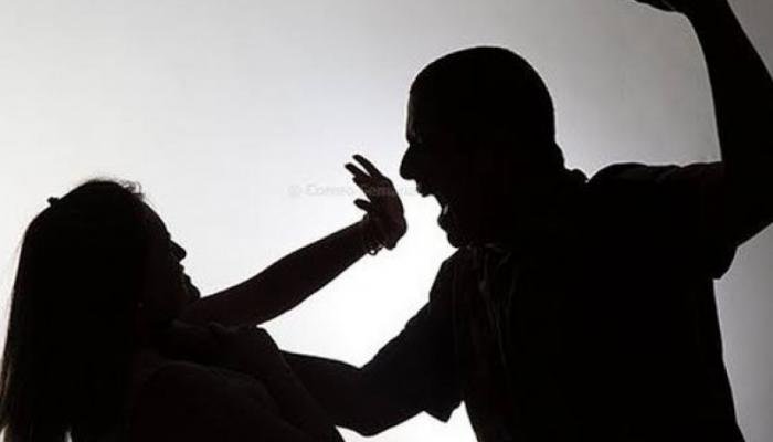 कोरेगाव तालुक्यात घरात घुसून महिलेला मारहाण