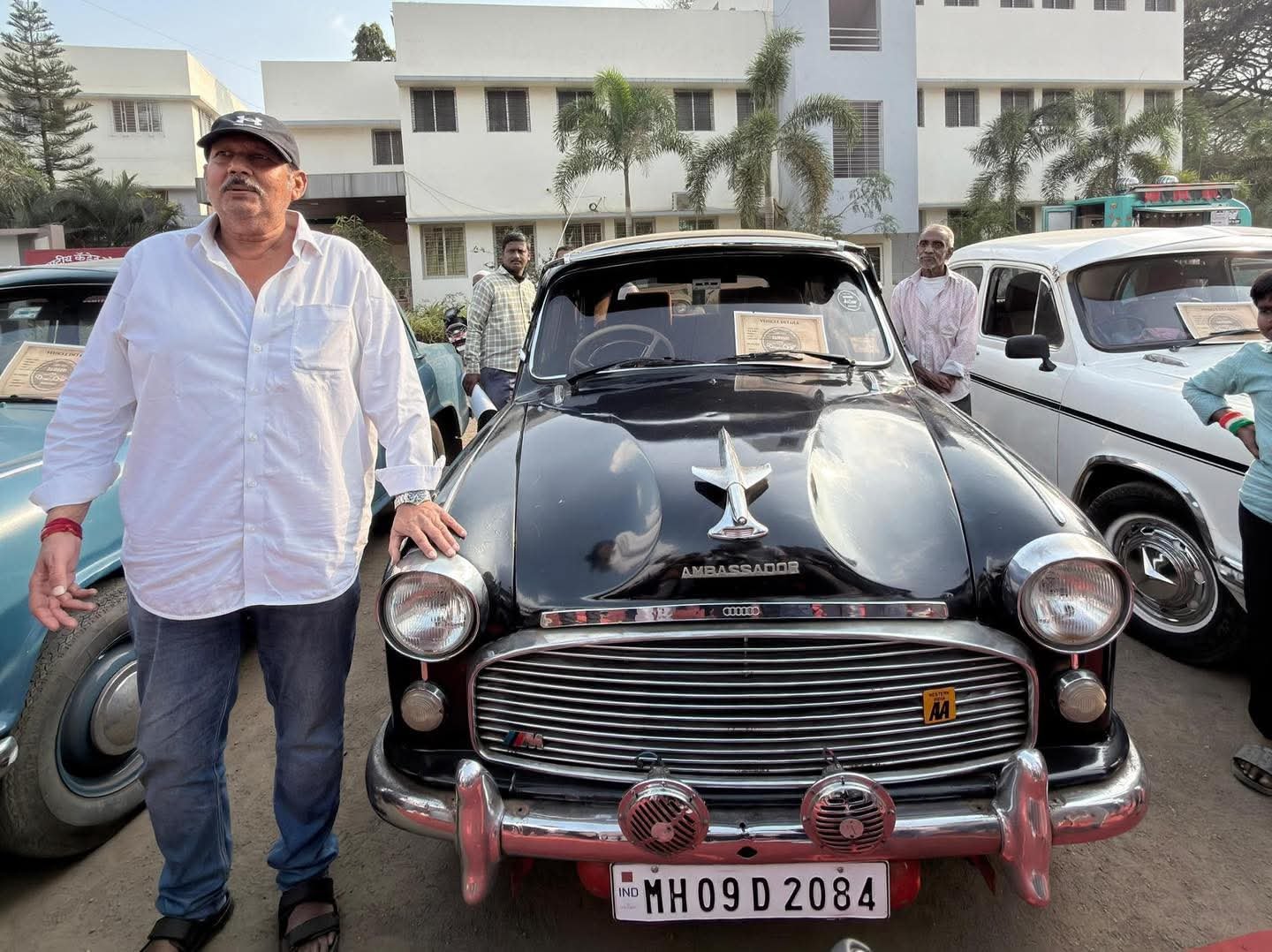 विंटेज कार प्रदर्शनाला खासदार उदयनराजे यांची भेट