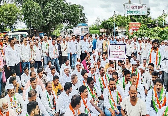 स्वातंत्र्यदिनी राष्ट्रवादीकडून पिंपोडेत रास्ता रोको