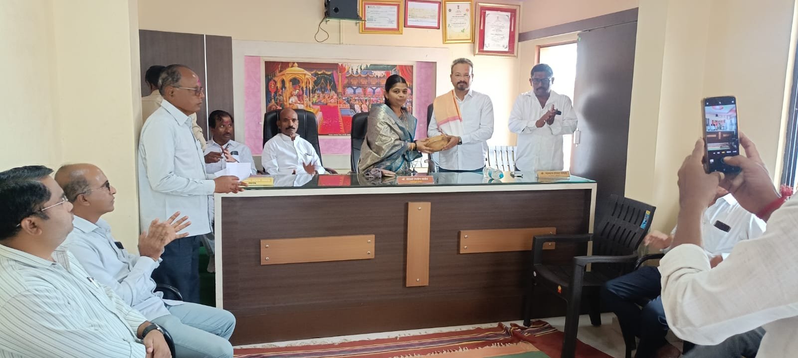 आटके येथील तलाठी कार्यालय व भक्त निवास चे भूमिपूजन इंद्रजीत चव्हाणांच्या हस्ते संपन्न