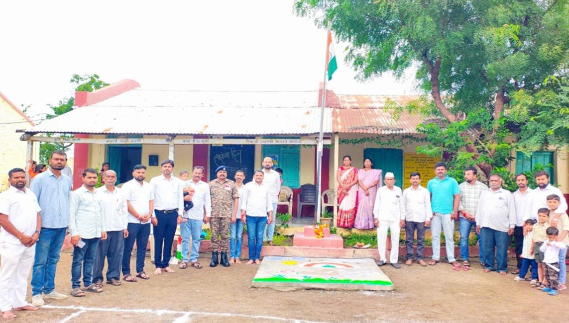 जि.प प्राथ.शाळा पाटणेवाडी येथे भीमराव कांबळे यांच्या हस्ते स्वातंत्र्यदिनी ध्वजारोहण