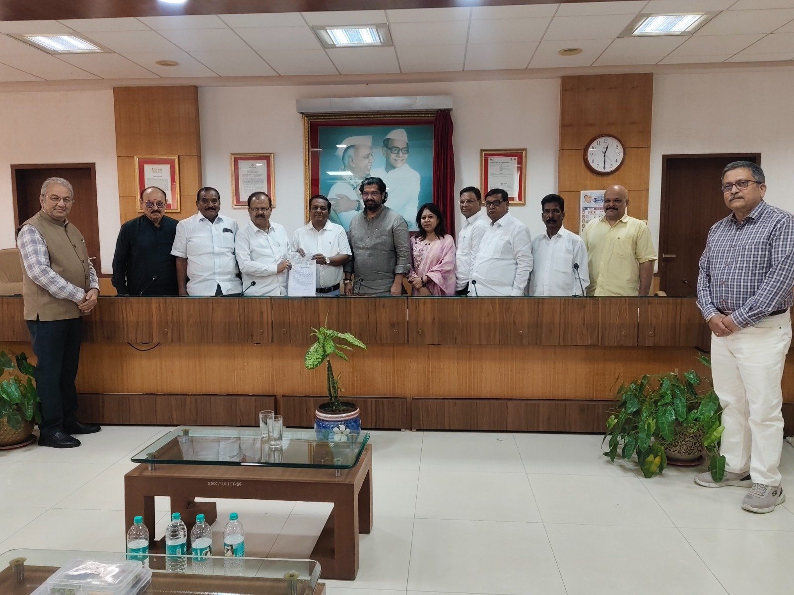 ऐतिहासिक साहित्य संमेलनासाठी सातारा जिल्हा बँकेकडून २५ लाखांचा धनादेश सुपूर्त