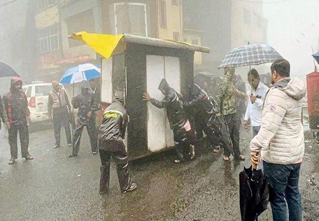 अतिक्रमण हटविताना आठ जणांवर गुन्हा