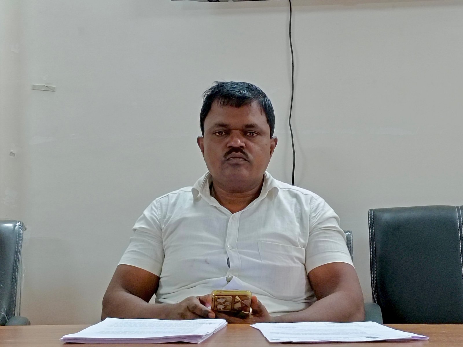 म्हसवडच्या बंधारा प्रकरणावरून प्रशासनाला अल्टिमेटम