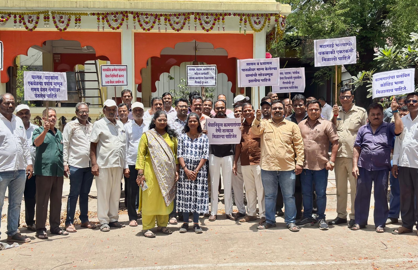 एसटी कर्मचाऱ्यांचा सरकारविरोधात घंटानाद; 