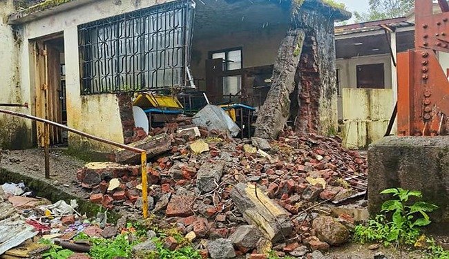 महाबळेश्वरमध्ये मुसळधार पावसामुळे भिलारमधील शाळेचा स्लॅब कोसळला