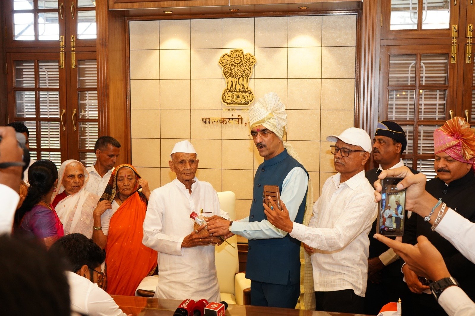 पालकमंत्री कार्यालयाचे स्वातंत्र्य सैनिक व भारतीय लष्करातील माजी सैनिकांच्या हस्ते उद्घाटन