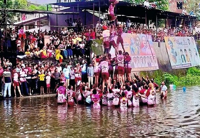 वाईत पाण्यामध्ये दहीहंडीचा थरार