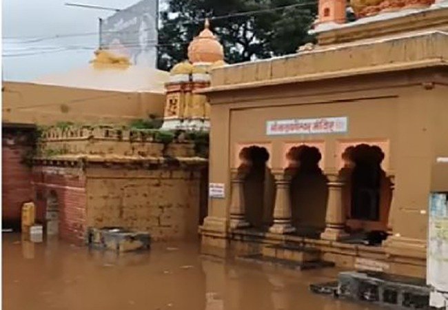 कराडला कृष्णाबाई मंदिरात पाणी शिरल्यामुळे २१ कुटुंबांचे स्थलांतर