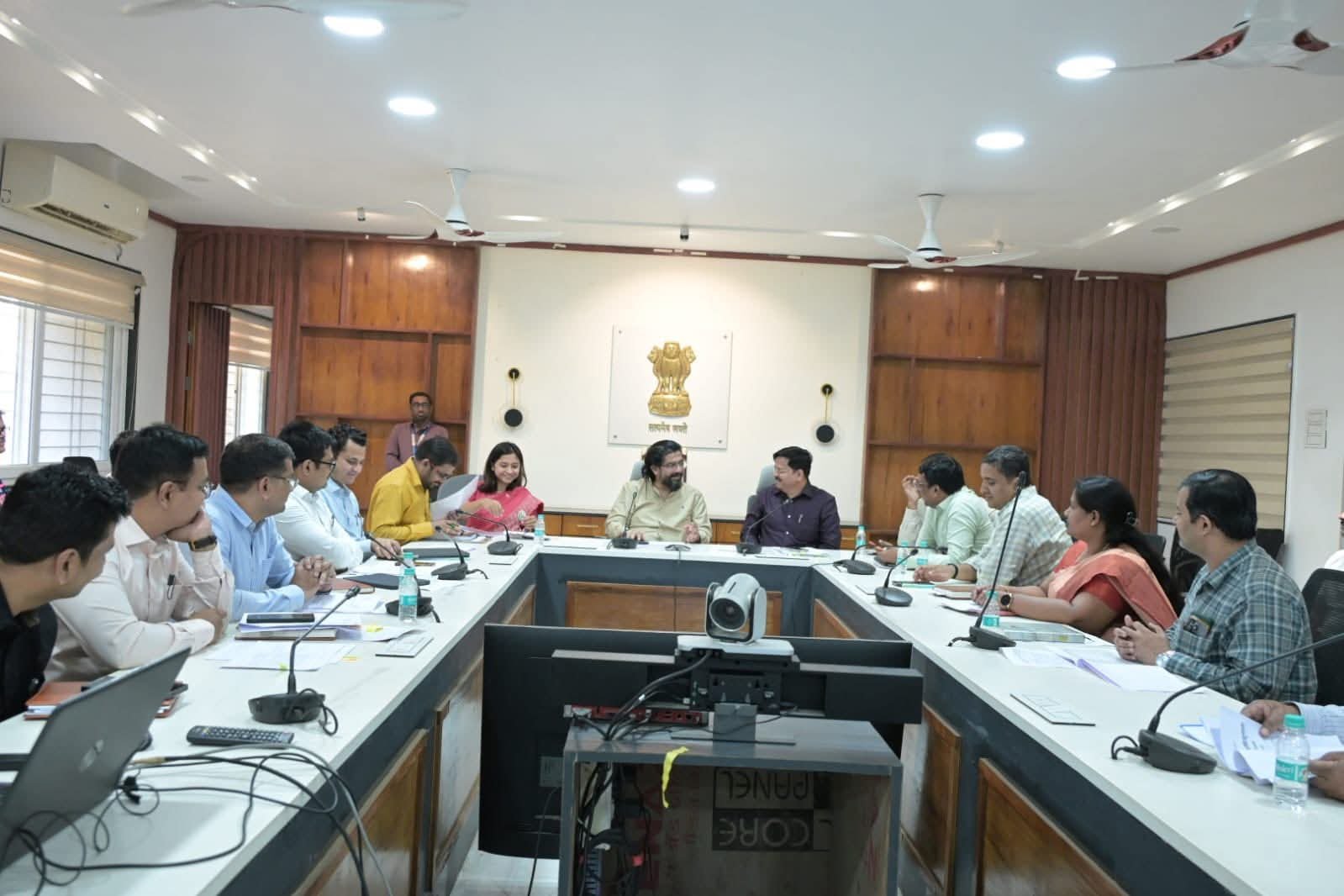 वाहतूक कोंडी टाळण्यासाठी बस स्थानकाचे आऊट गेट पुढे काढा 